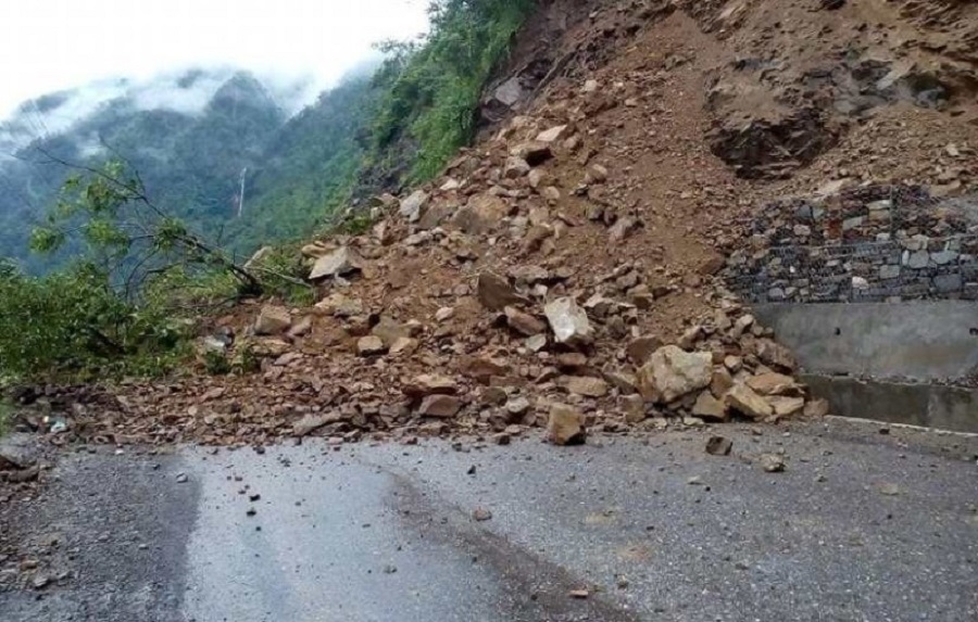 मेची राजमार्गमा पहिरो, यातायात ठप्प